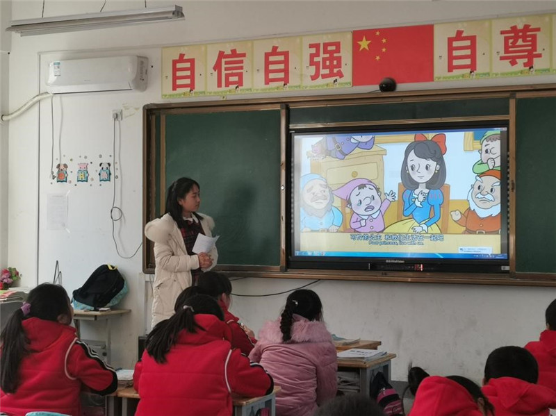 扶贫先扶智,扶智先强教。在2020年即将到来之际,在脱贫攻坚战的决胜期,西工大学子走进秦岭山区永丰小学,利用课余时间,开展了为期两个月的支教志愿服务,志愿活动取得了实效,展示了年青一代工大学子的时代担当,用青春践行了共产党人为人民谋幸福、为民族谋复兴的初心使命。 扶贫先扶智,扶智先强教。在2020年即将到来之际,在脱贫攻坚战的决胜期,西工大学子走进秦岭山区永丰小学,利用课余时间,开展了为期两个月的支教志愿服务,志愿活动取得了实效,展示了年青一代工大学子的时代担当,用青春践行了共产党人为人民谋幸福、为民族谋复兴的初心使命。