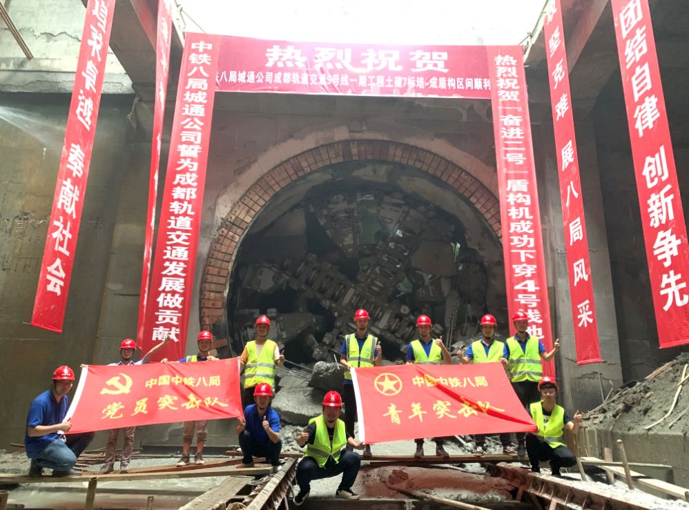 西部首条无人驾驶地铁建设者：地下26米 为光明奋斗