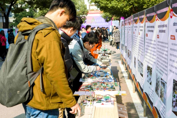 第十四届大学生创新创业成果展示会 第十四届大学生创新创业成果展示会