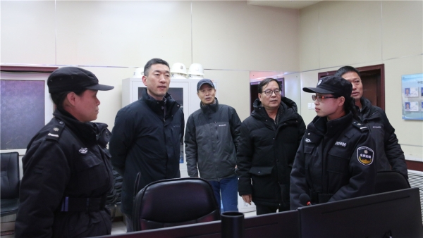 李培景跨年夜带队检查校园安全并慰问在岗一线值班人员