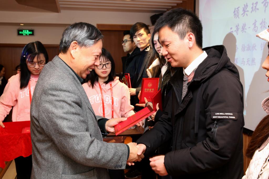 卢耀如院士发起举办的首届“如兰杯”作文大赛揭晓,颁奖典礼举行 卢耀如院士发起举办的首届“如兰杯”作文大赛揭晓,颁奖典礼举行