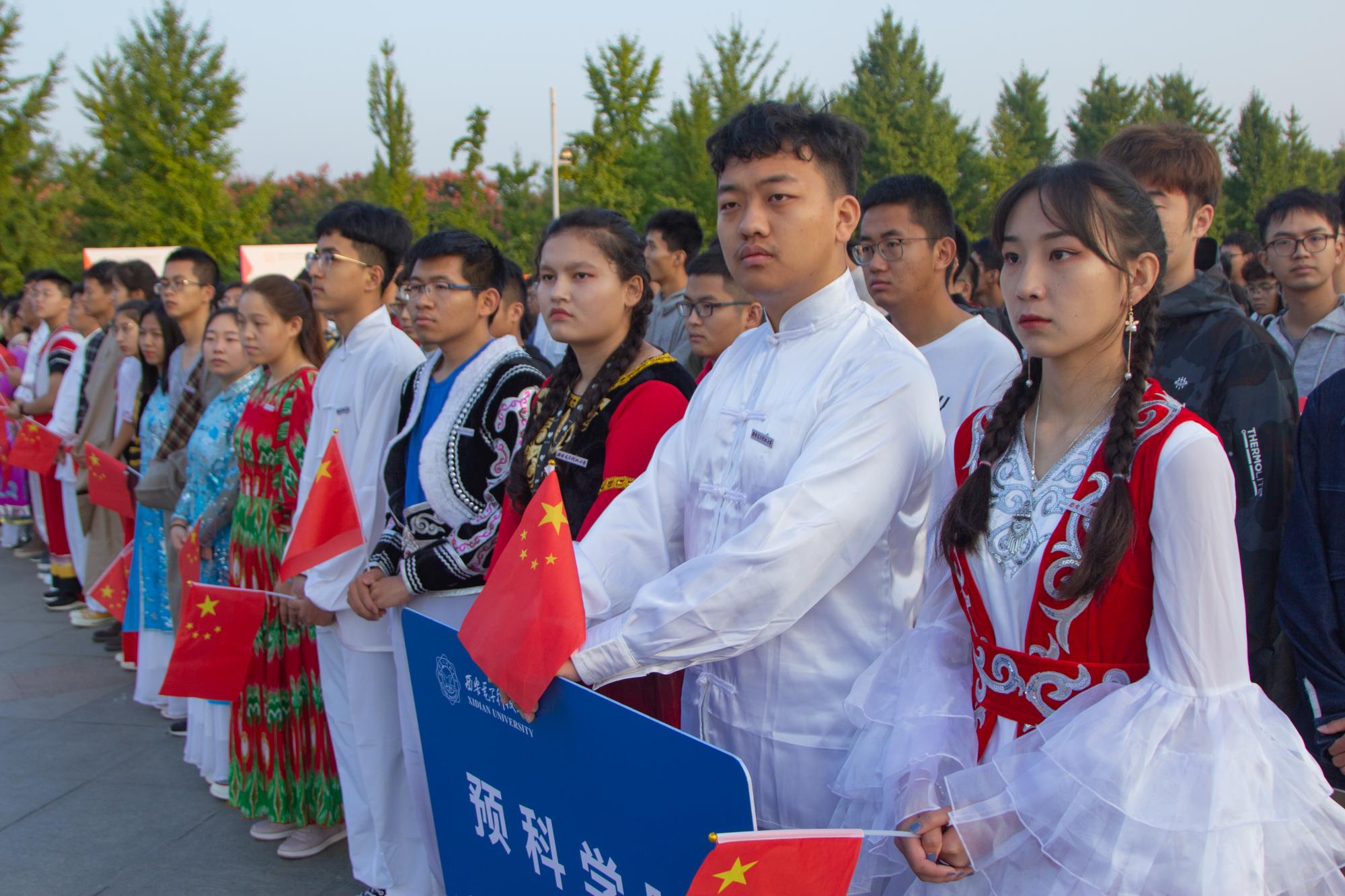 青春告白祖国 万名西电师生参加升旗仪式 青春告白祖国 万名西电师生参加升旗仪式