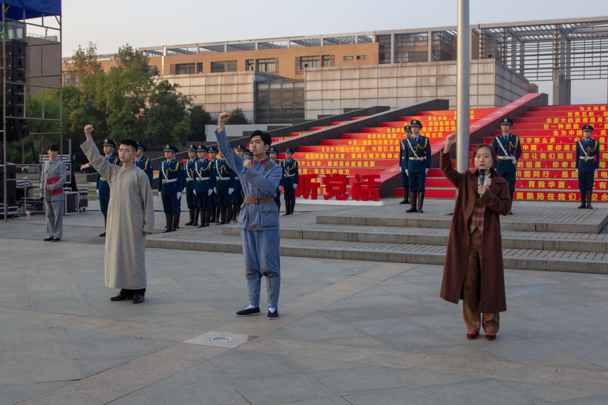 青春告白祖国 万名西电师生参加升旗仪式 青春告白祖国 万名西电师生参加升旗仪式