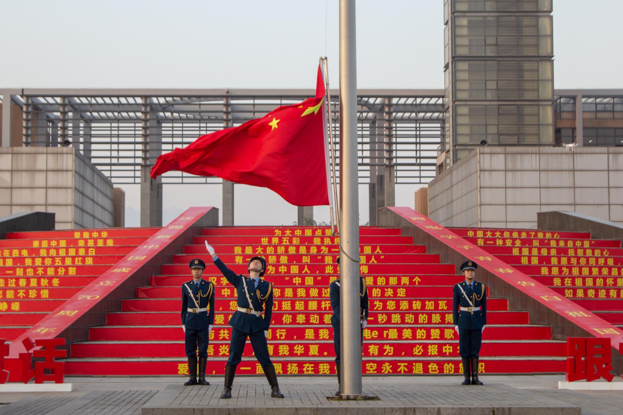 青春告白祖国 万名西电师生参加升旗仪式 青春告白祖国 万名西电师生参加升旗仪式