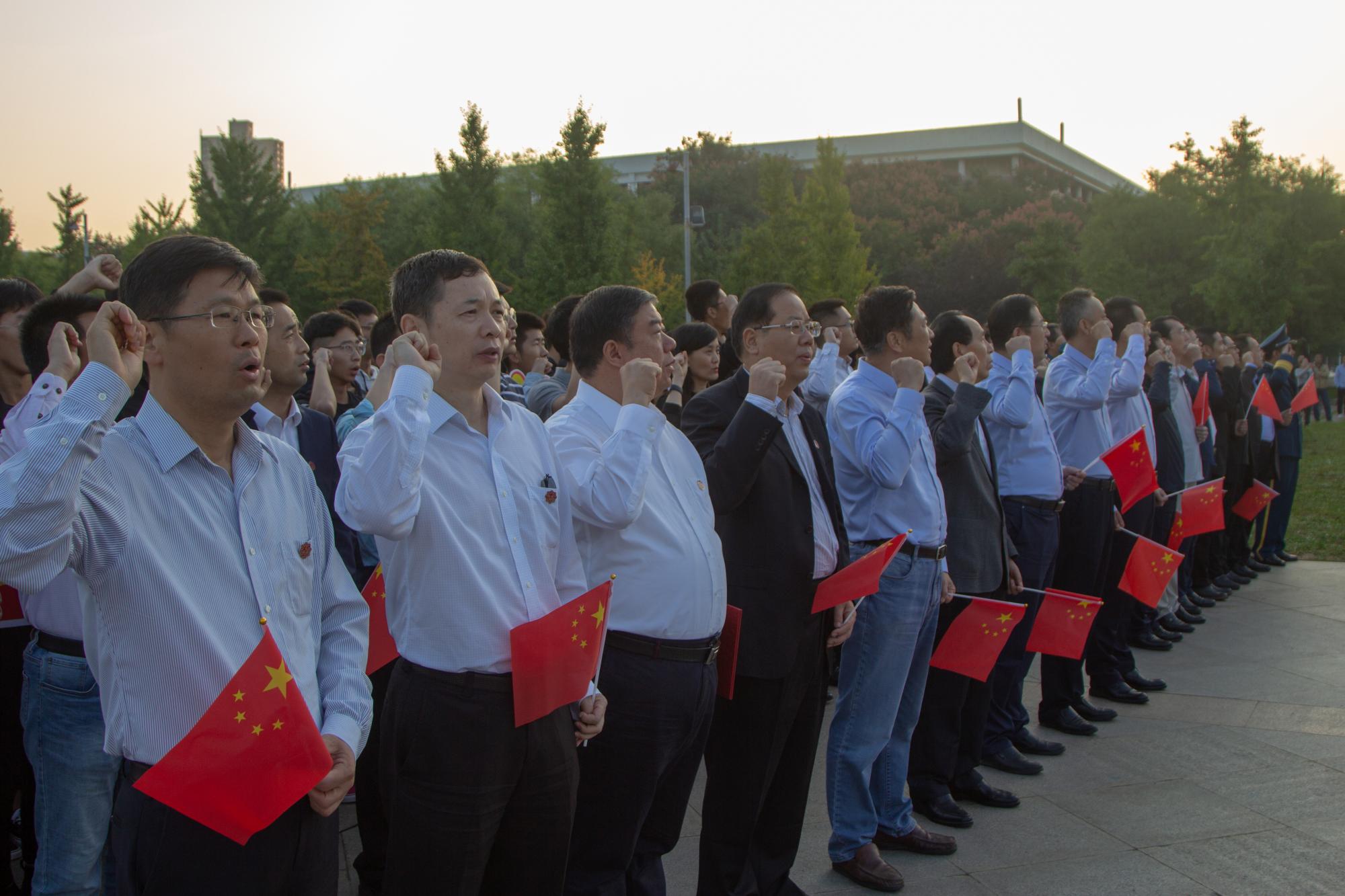 青春告白祖国 万名西电师生参加升旗仪式