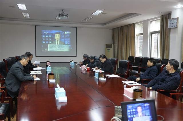 校党政班子召开会议传达学习中央政治局专题民主生活会精神