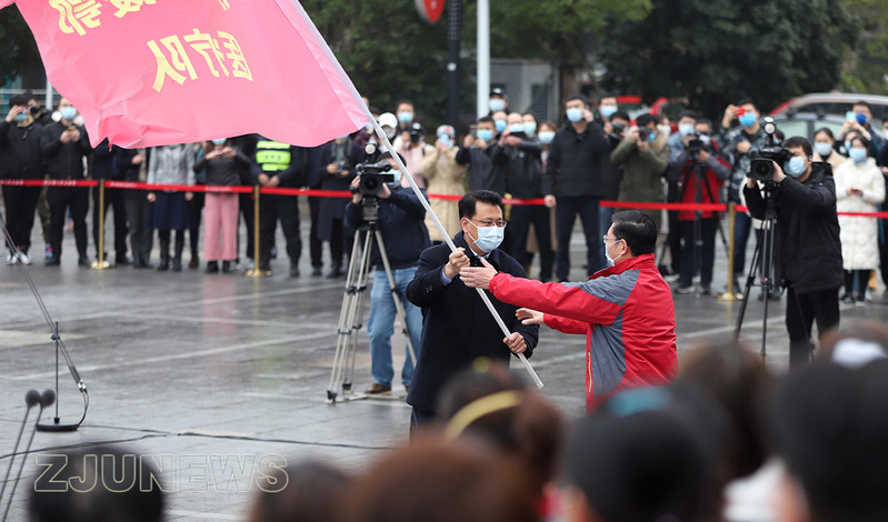 干训网分享:453名医护整建制接管武汉协和重症病区及监护室——浙大一院、二院、邵逸夫医院支援武汉医疗队出征仪式举行