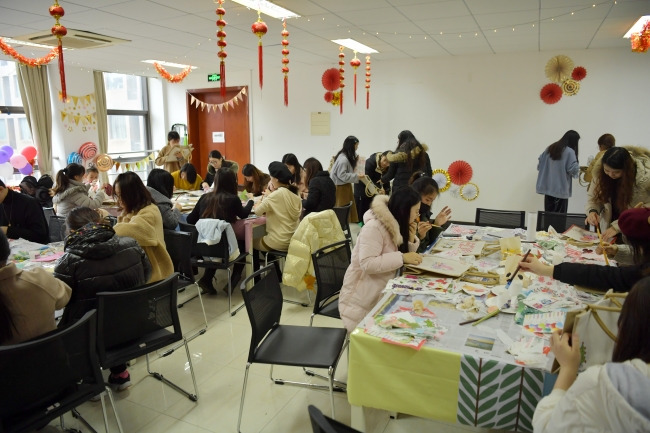 干训网分享:生态与环境科学学院举办寒假学生手工制作贴画帆布包活动 干训网分享:生态与环境科学学院举办寒假学生手工制作贴画帆布包活动