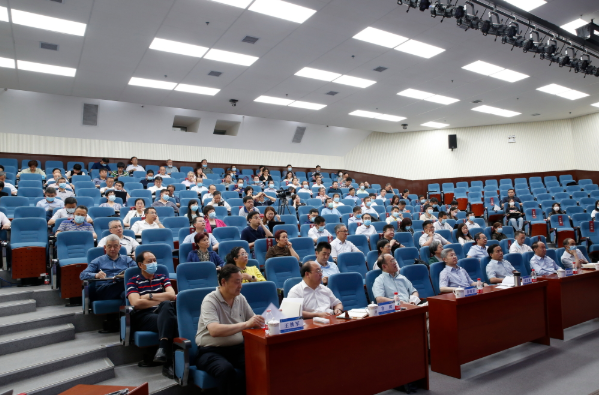 5月27日下午，西安交通大学举办十九届四中全会精神第四期学习培训暨党委中心组学习报告会。会议以“关于陕西高质量发展的路径选择”为主题，邀请陕西省发展与改革委员会副主任刘迎军同志作专题报告。学校党委中心组一组二组成员、民主党派代表及学校“十四五”规划起草组成员现场参加报告，其余校管干部通过思源直播参与学习活动。校党委常委、组织部部长柴渭主持学习会。